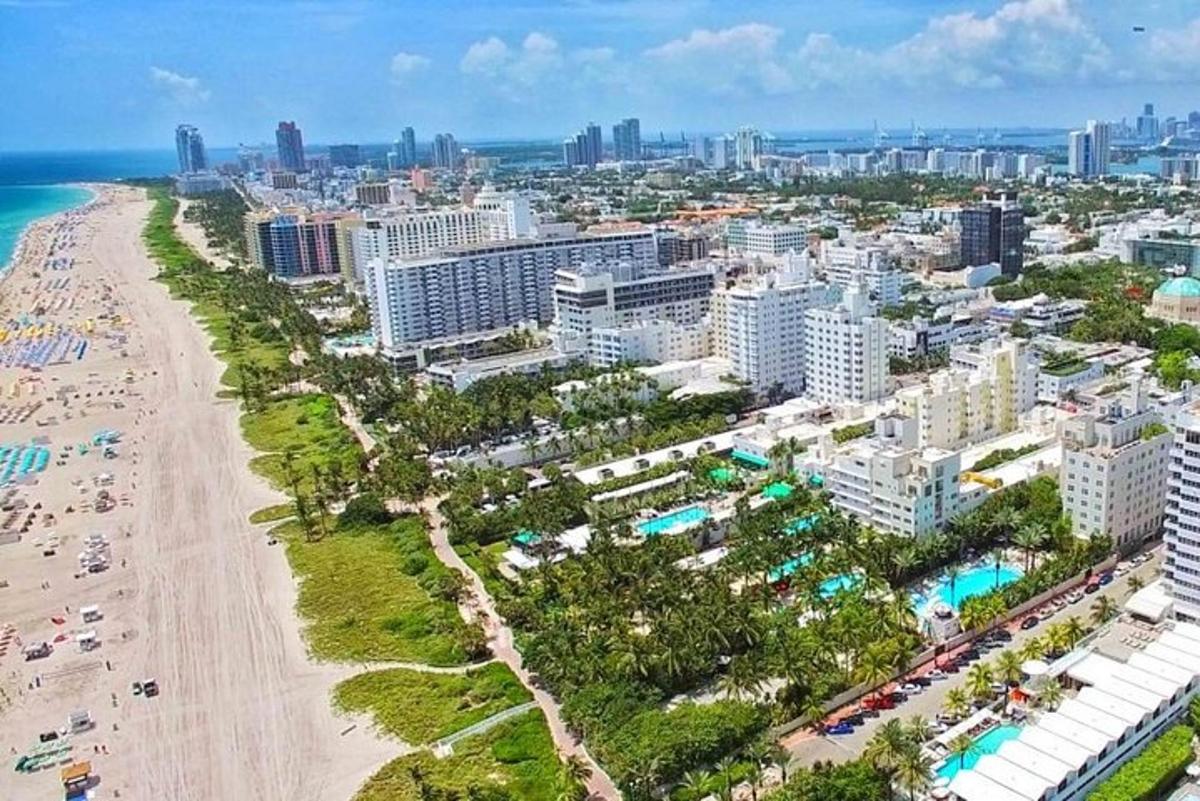 egy légi felvétel a strandról és az óceánról