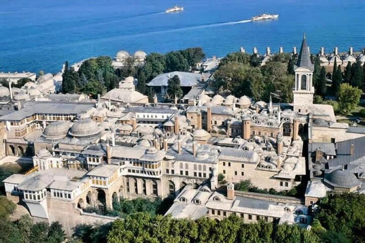 una vista aerea di un grande edificio su una collina