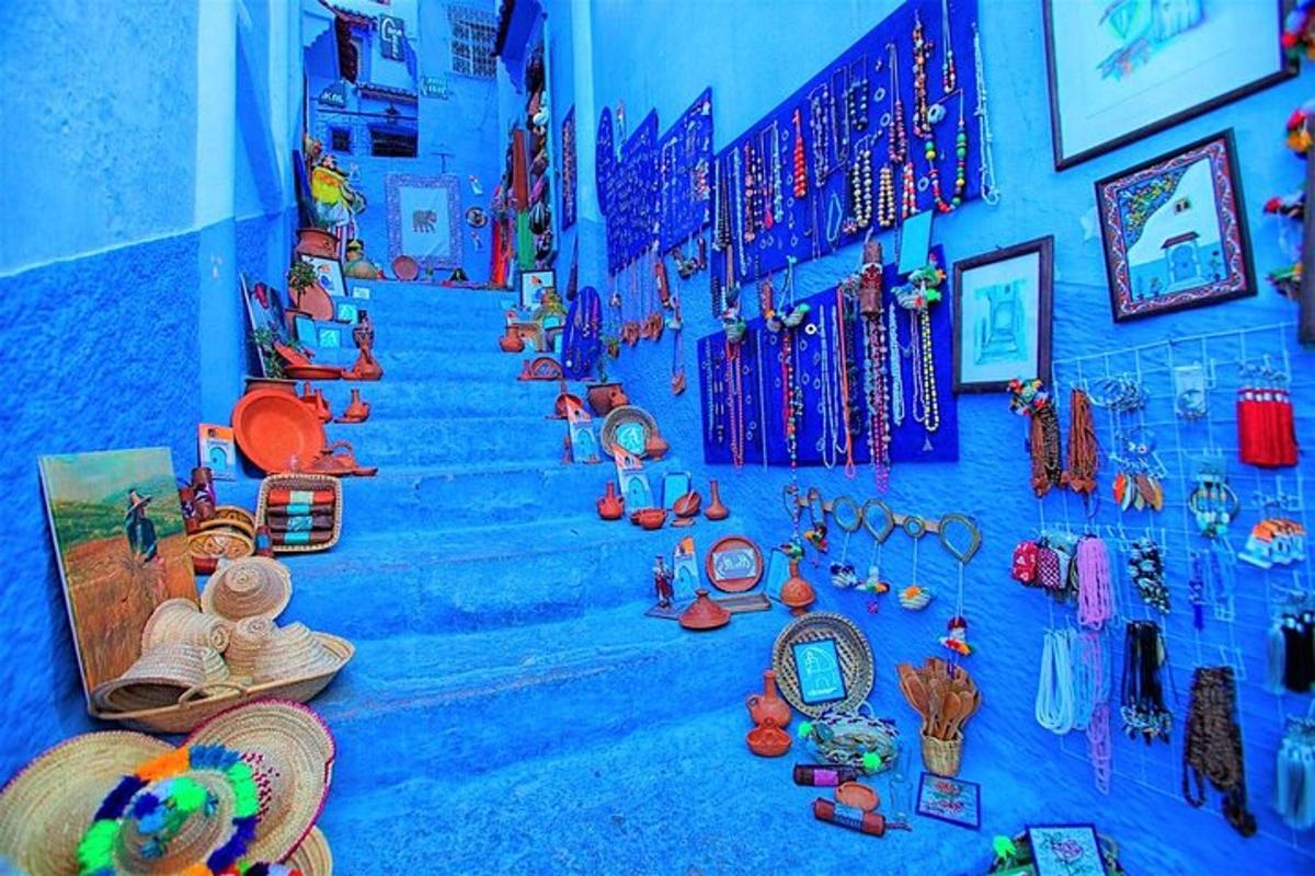 un muro blu con scale blu con oggetti sopra