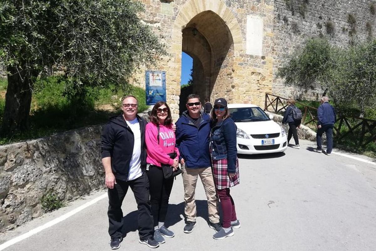 un gruppo di persone in posa per una foto su una strada
