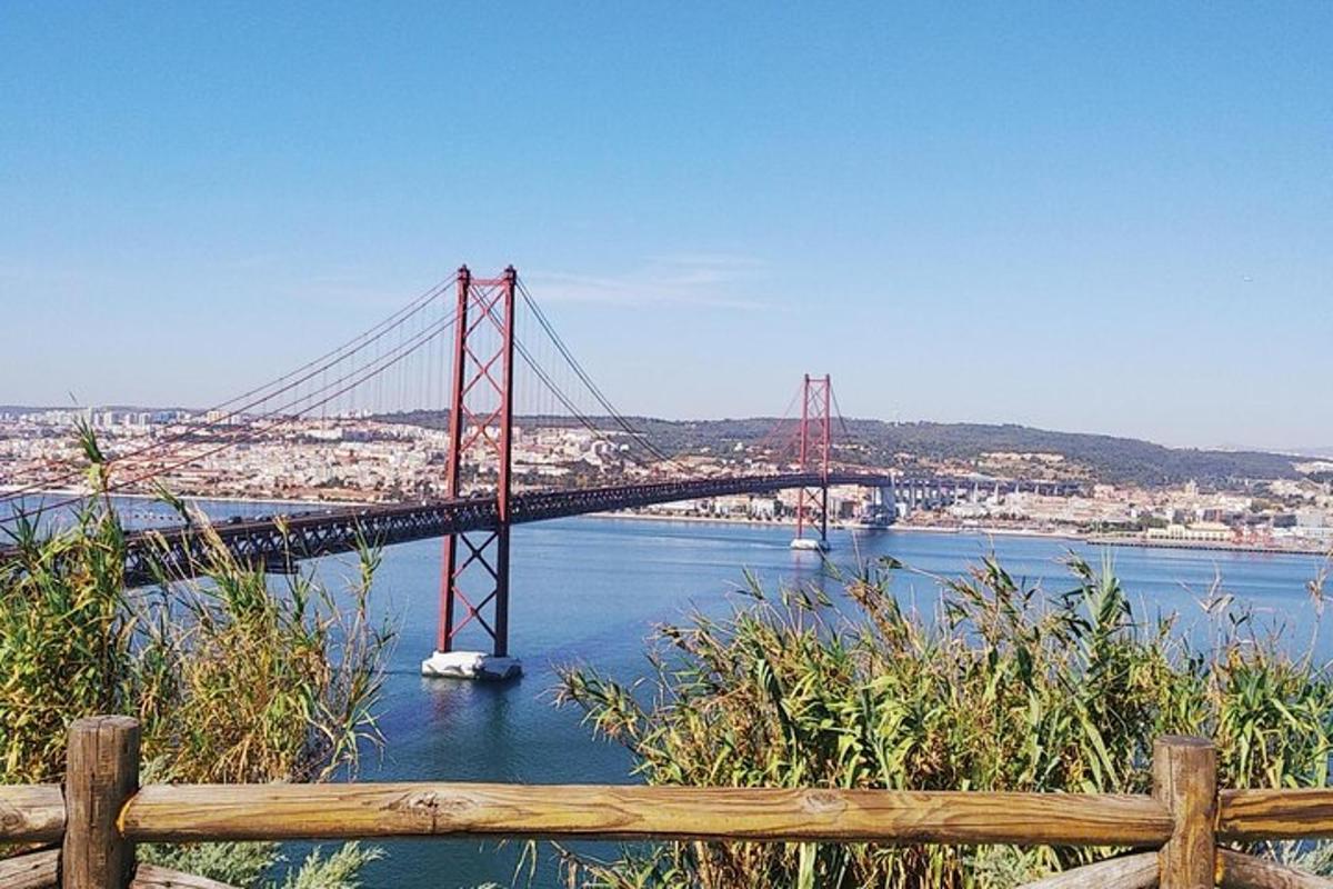 eine rote Brücke über einen Fluss mit einer Stadt