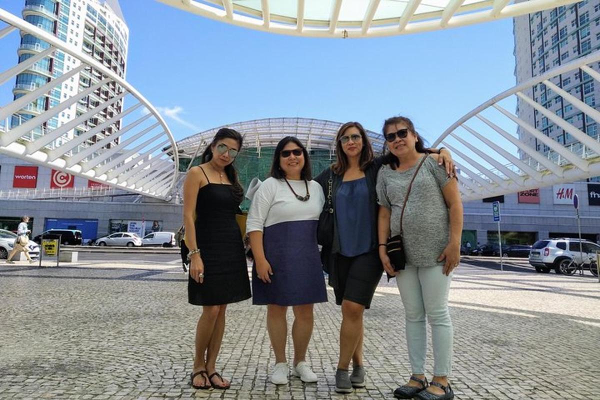 eine Gruppe von Frauen steht vor einem Gebäude