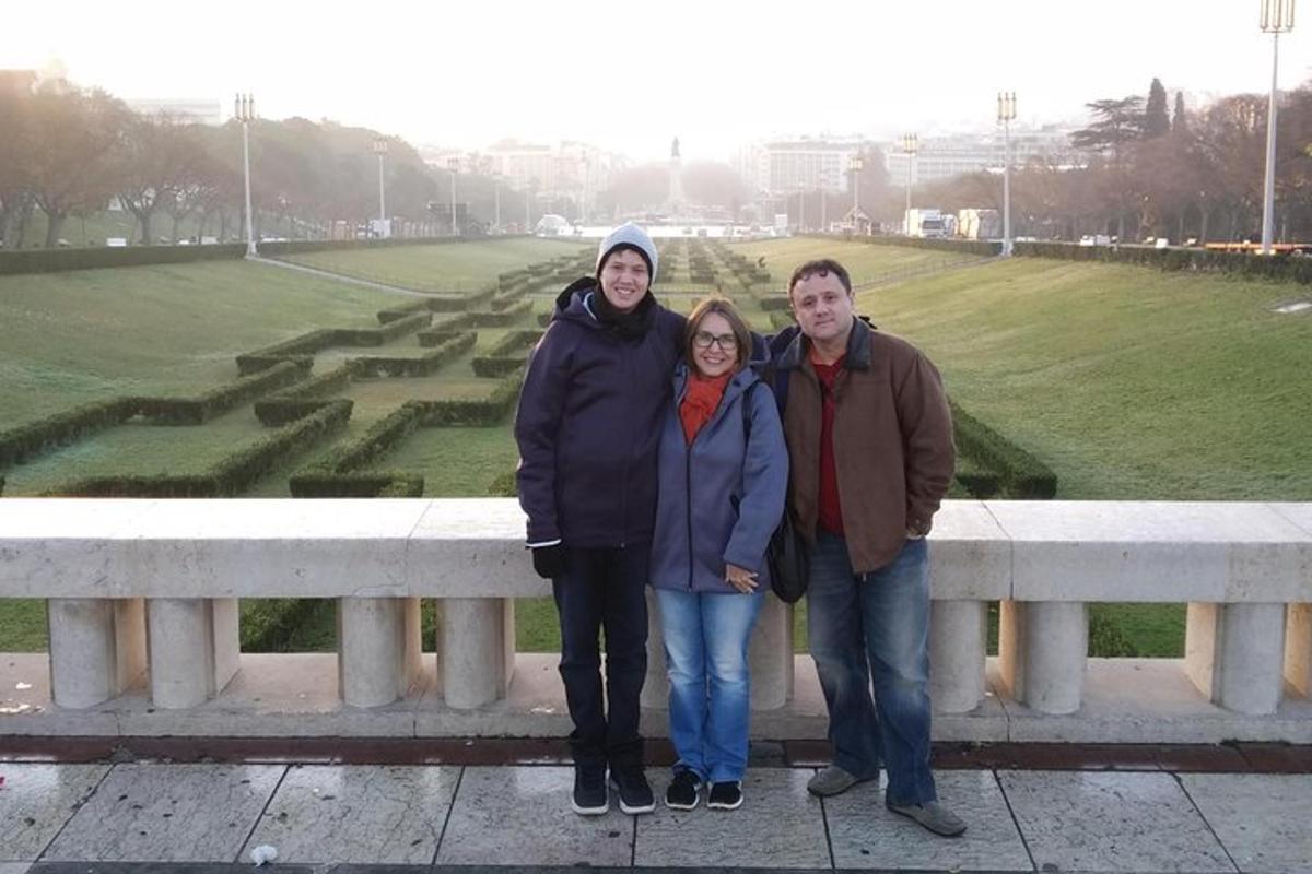 eine Gruppe von drei Personen steht vor einem Park
