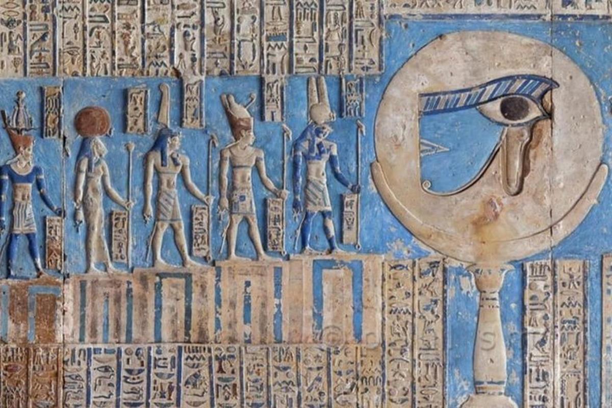 Starověké egyptské hieroglyfy na straně zdi