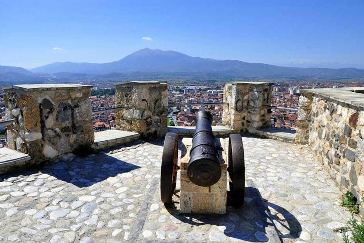 un cannone posizionato in cima a un edificio