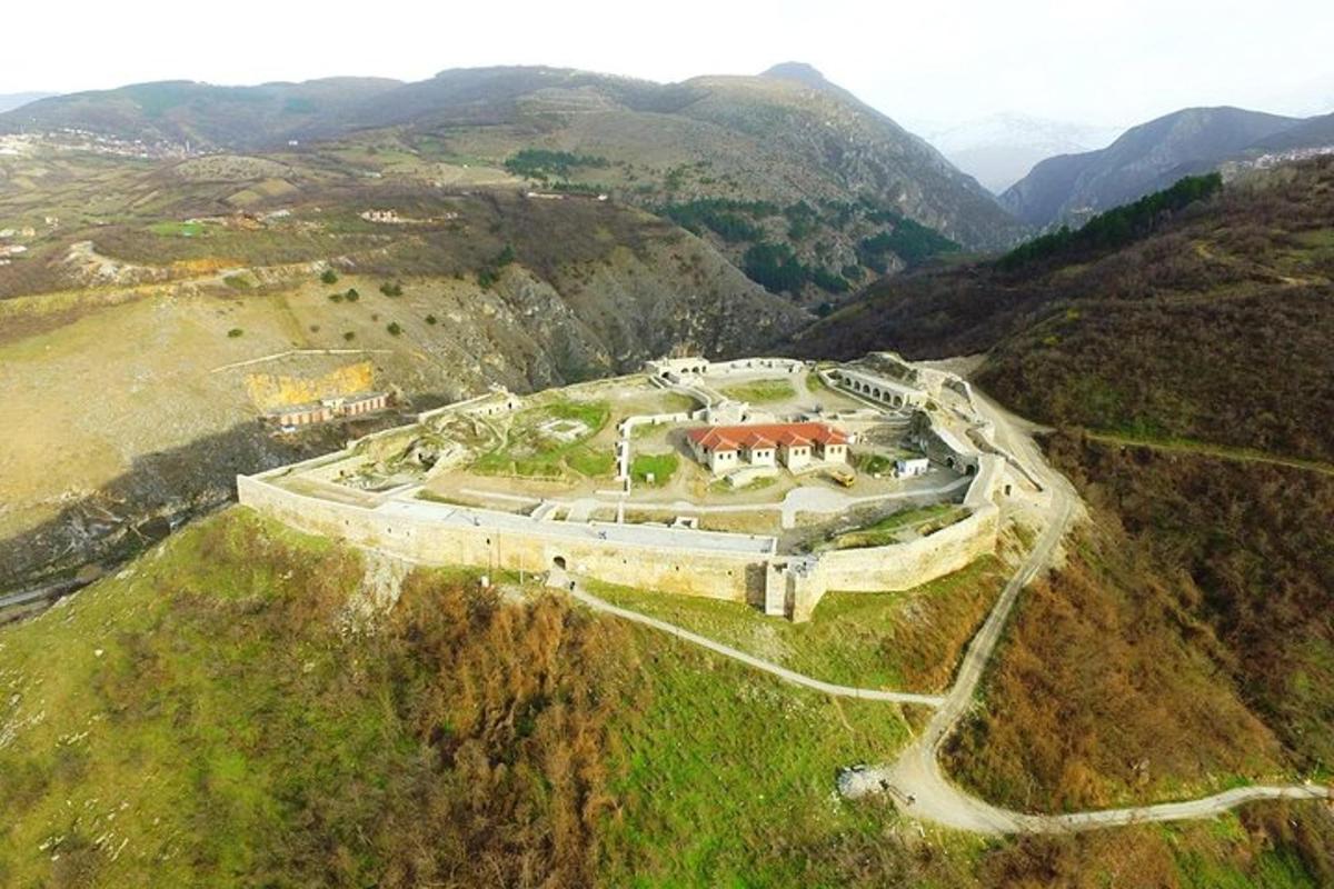 una vista aerea di un edificio su una montagna