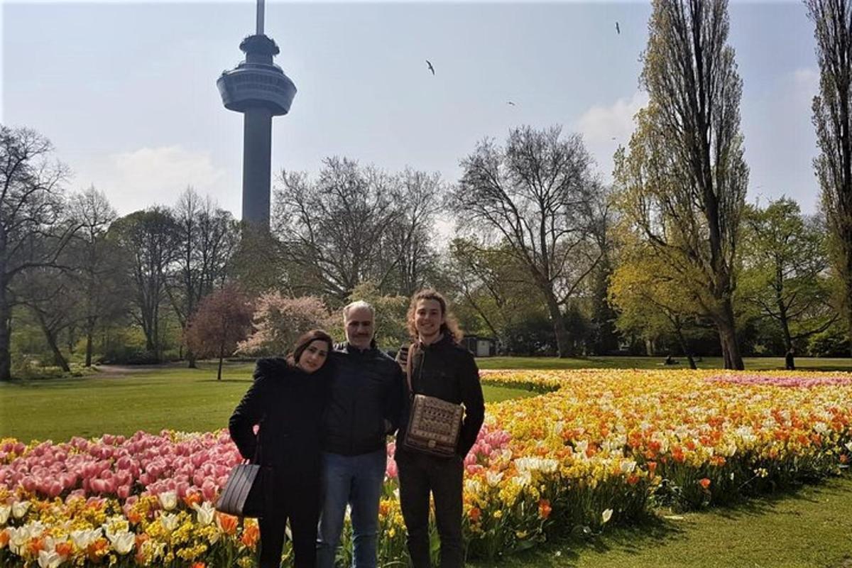 un gruppo di persone in piedi in un parco con i fiori