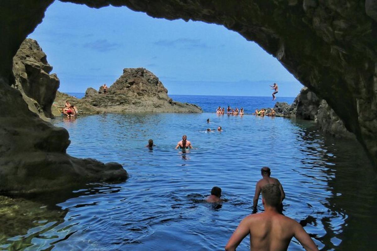 un groupe de personnes nageant dans l'eau d'une grotte