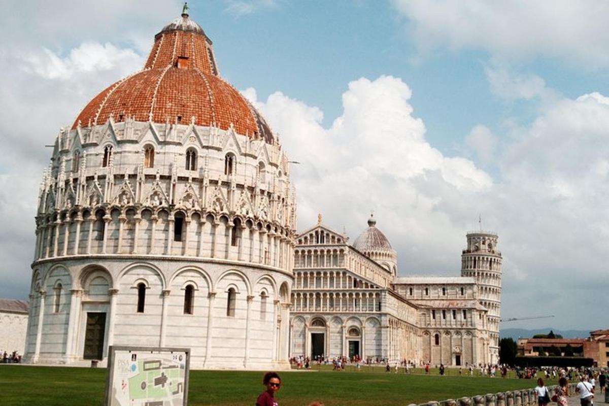 may babaeng nakatayo sa harap ng leaning tower