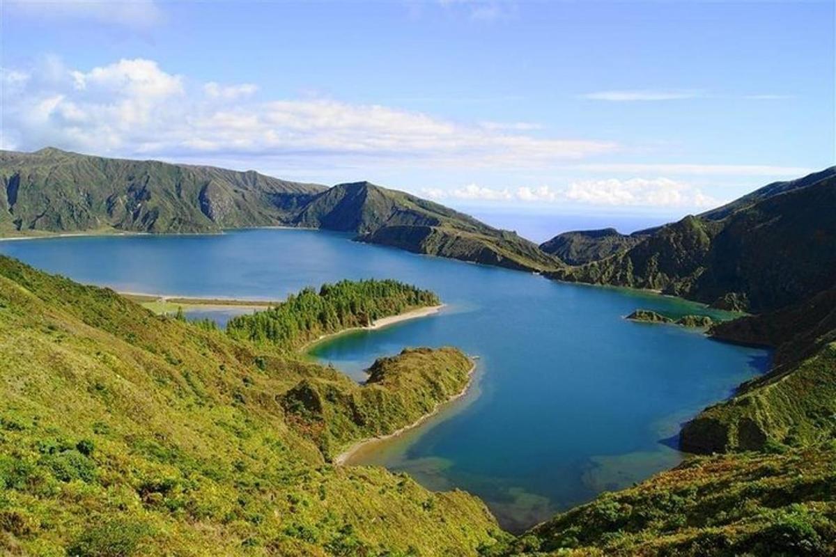 veliko jezero sredi gorovja