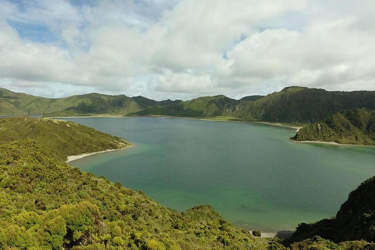 una vista de un gran lago en las montañas