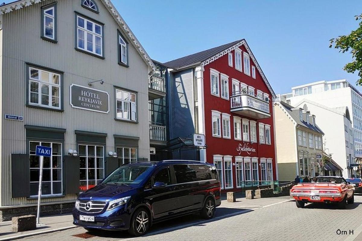un'auto parcheggiata su una strada di fronte agli edifici