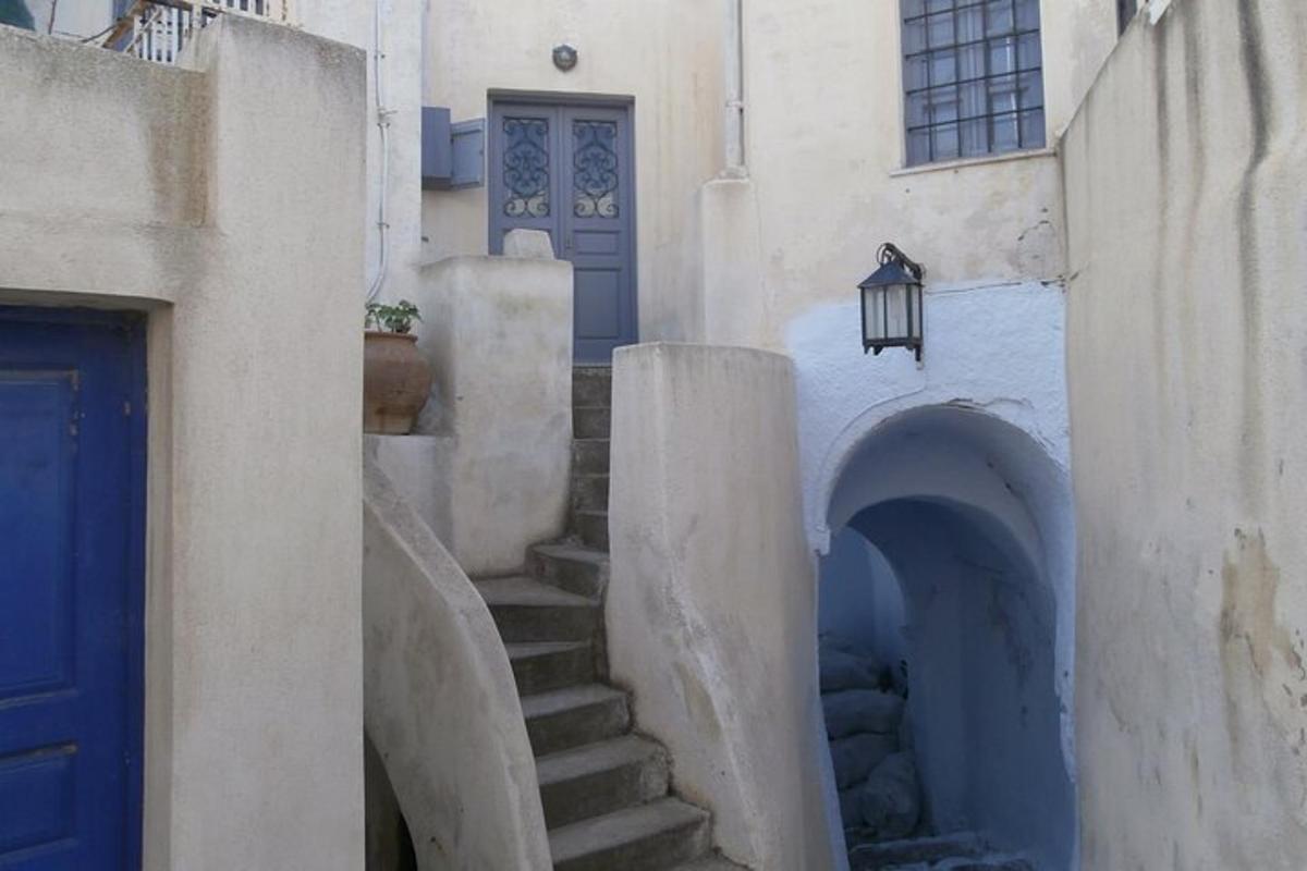 lorong dengan tangga dan pintu biru