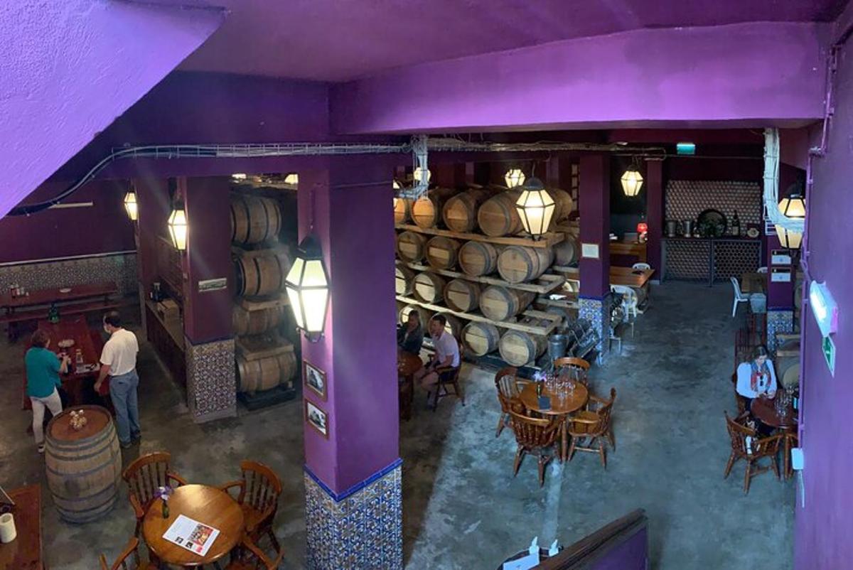 una vista dall'alto di un ristorante con botti di vino