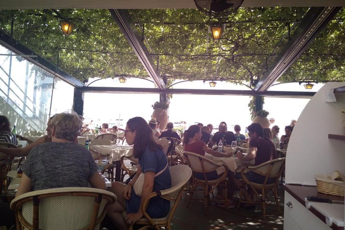 skupina lidí sedících u stolů v restauraci