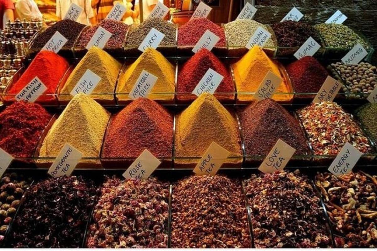 عرض أنواع مختلفة من المكسرات والفواكه المجففة