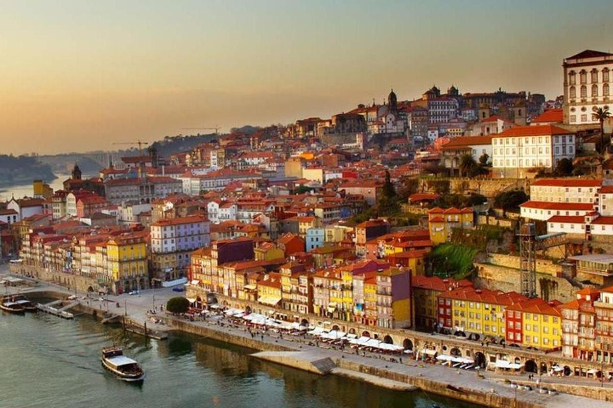 una vista di una città con un fiume e degli edifici