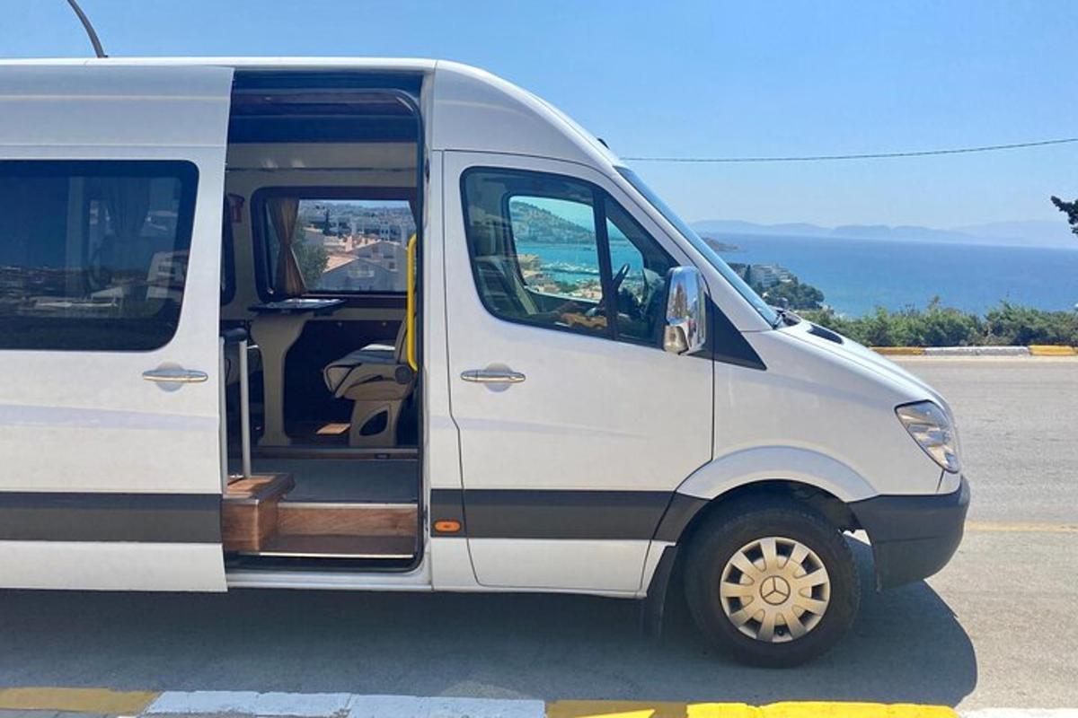 un furgone bianco è parcheggiato in un parcheggio