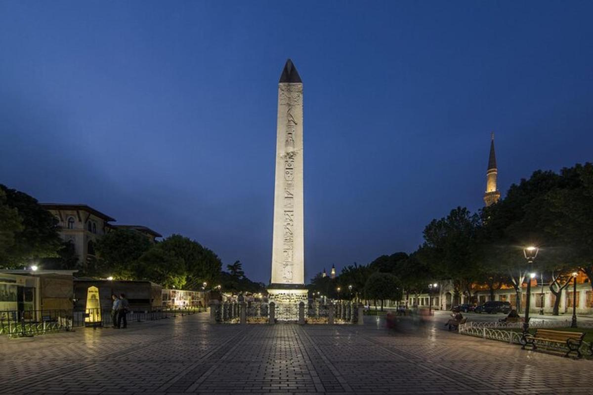 stór obelisk er upplýstur á nóttunni