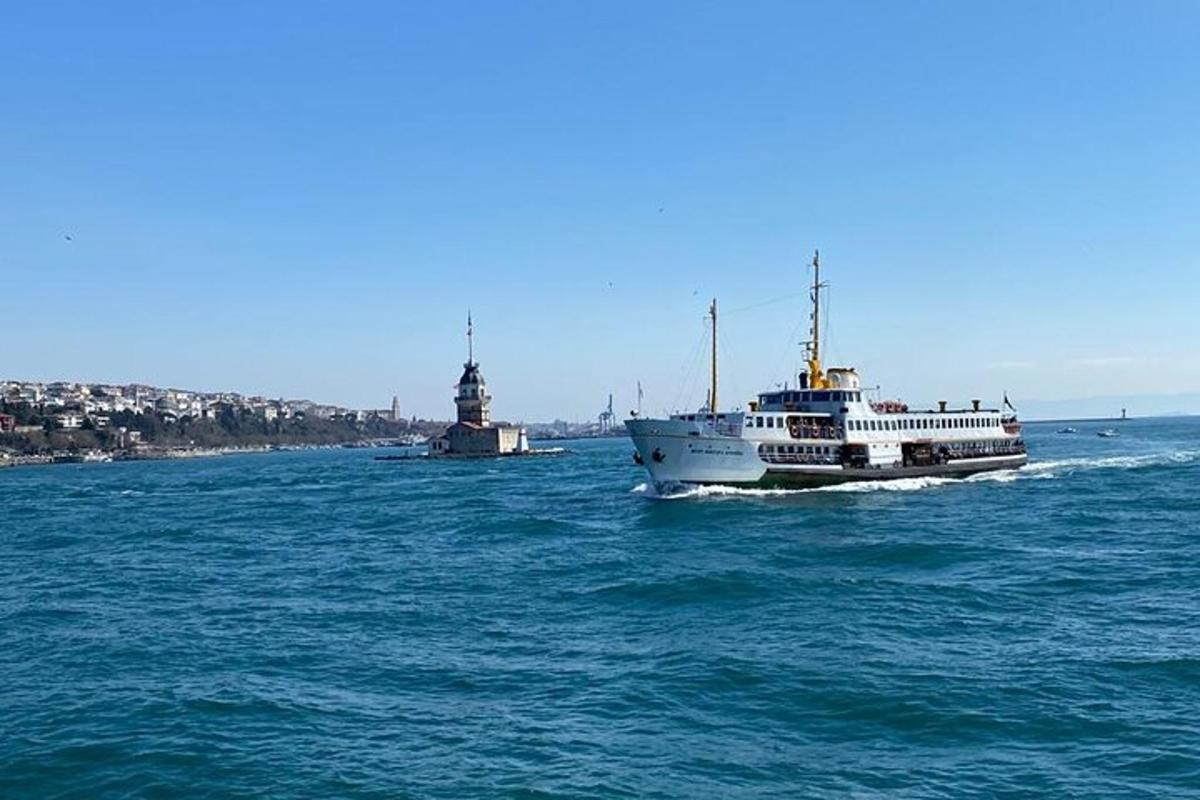 una barca in acqua con un faro sullo sfondo