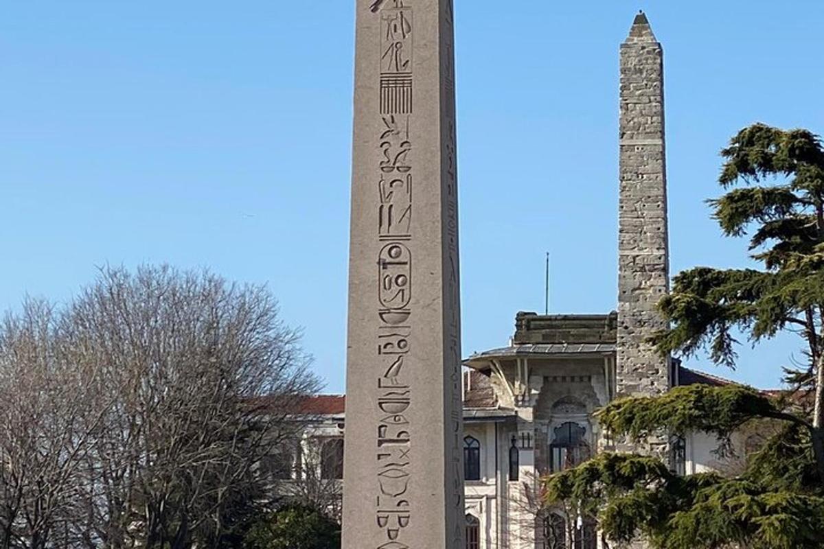 un obelisc înalt în fața unei clădiri