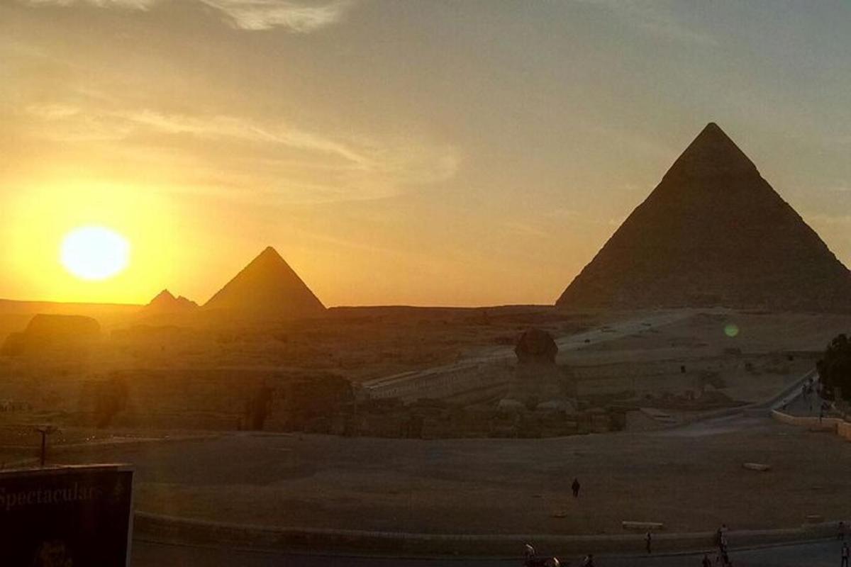 Západ slunce u pyramid v Gíze se zapadajícím sluncem