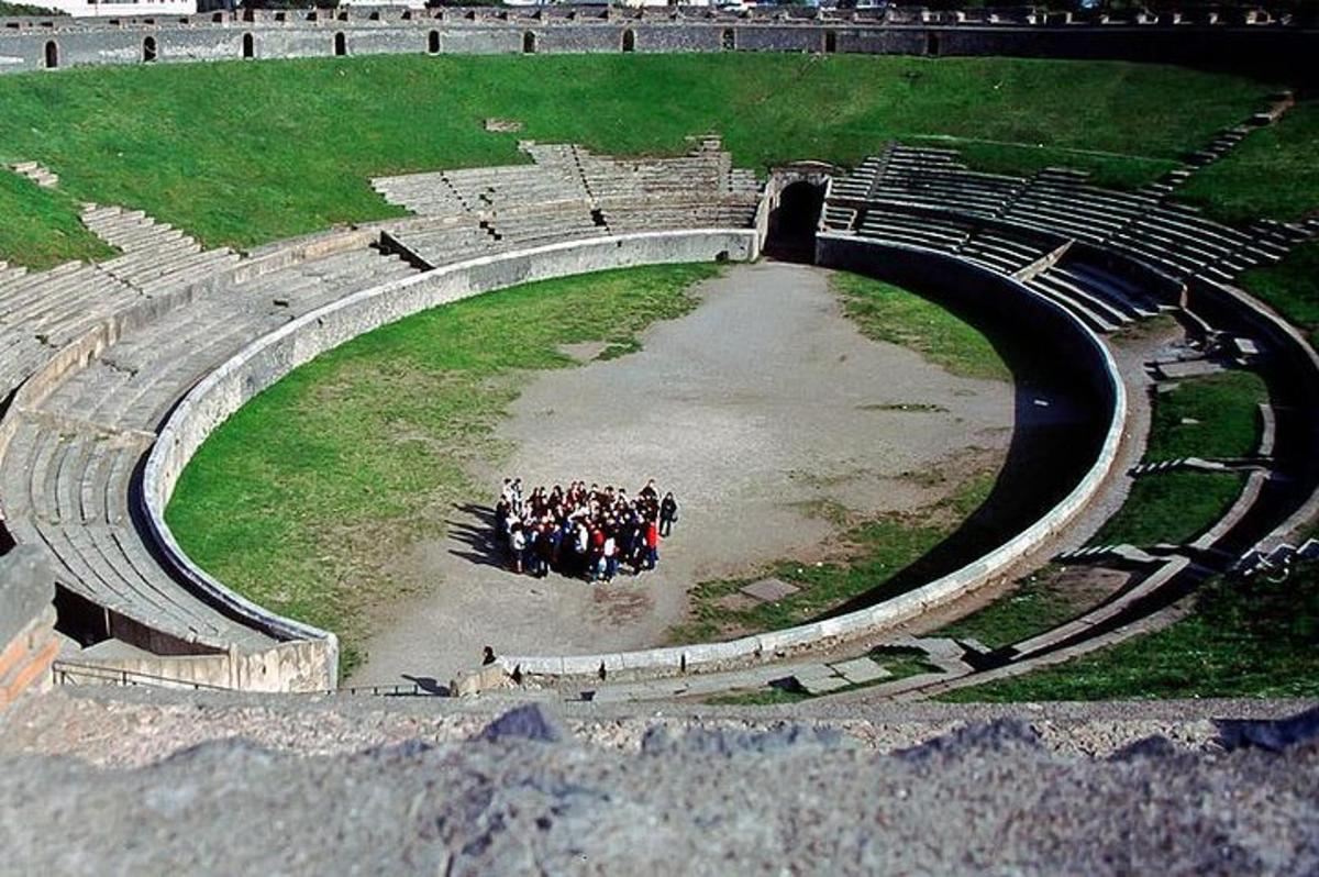 un grup de oameni care stau într-un amfiteatru