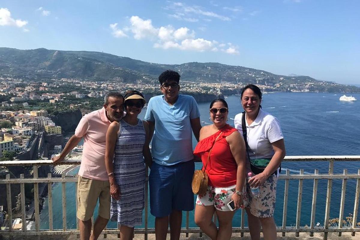 Un grupo de personas posando para una foto en una cornisa.