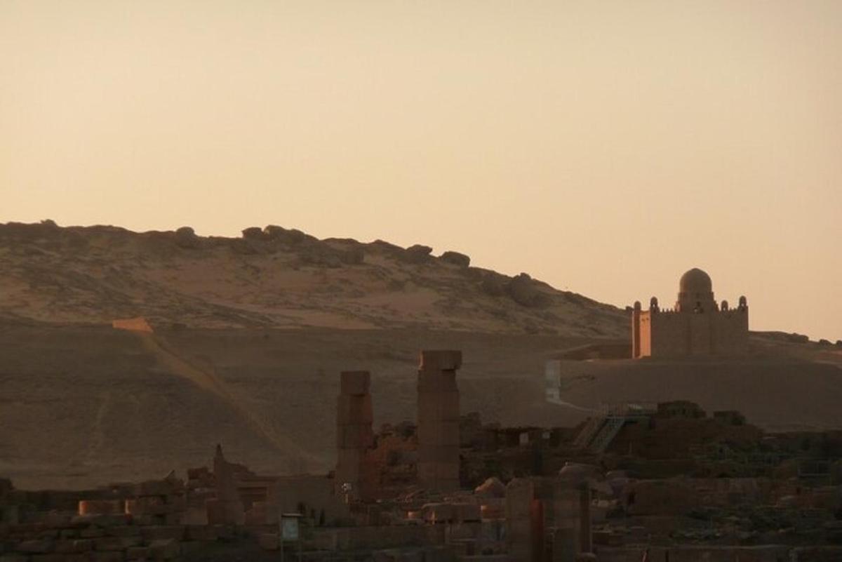 una vista di una città con una collina sullo sfondo