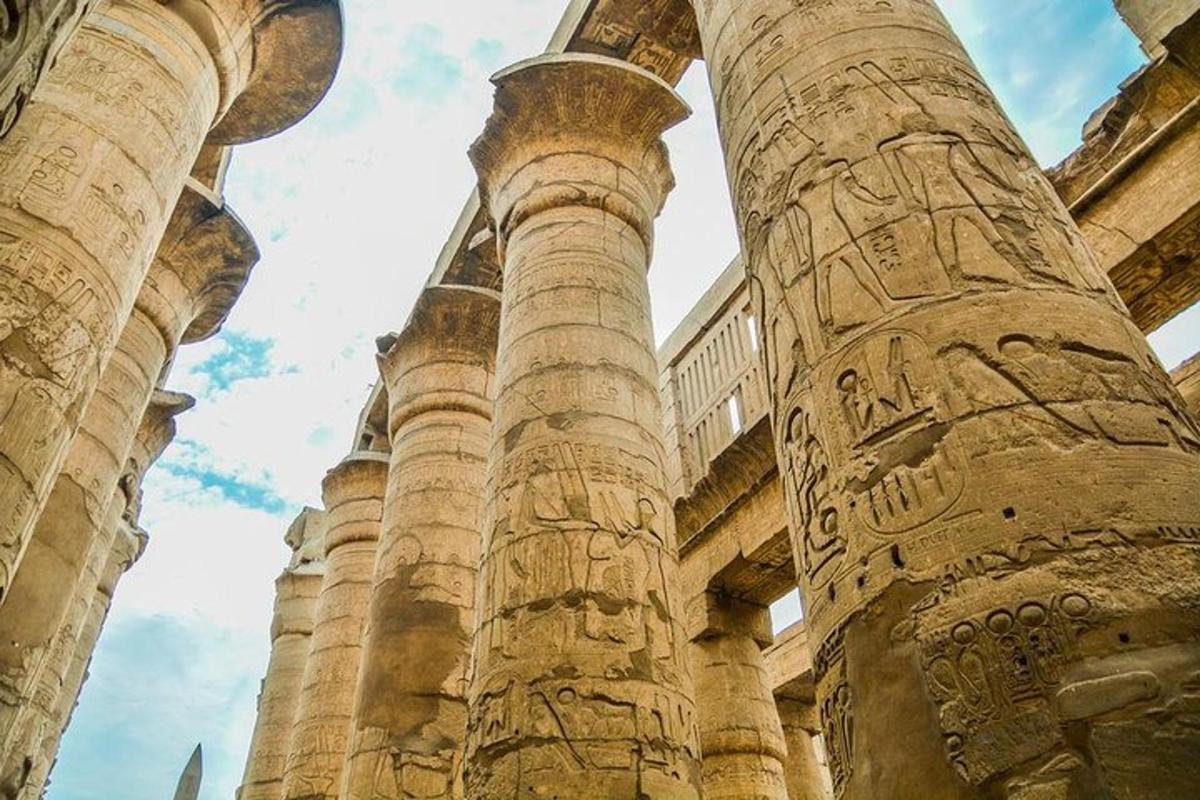 una colonna alta in un edificio con