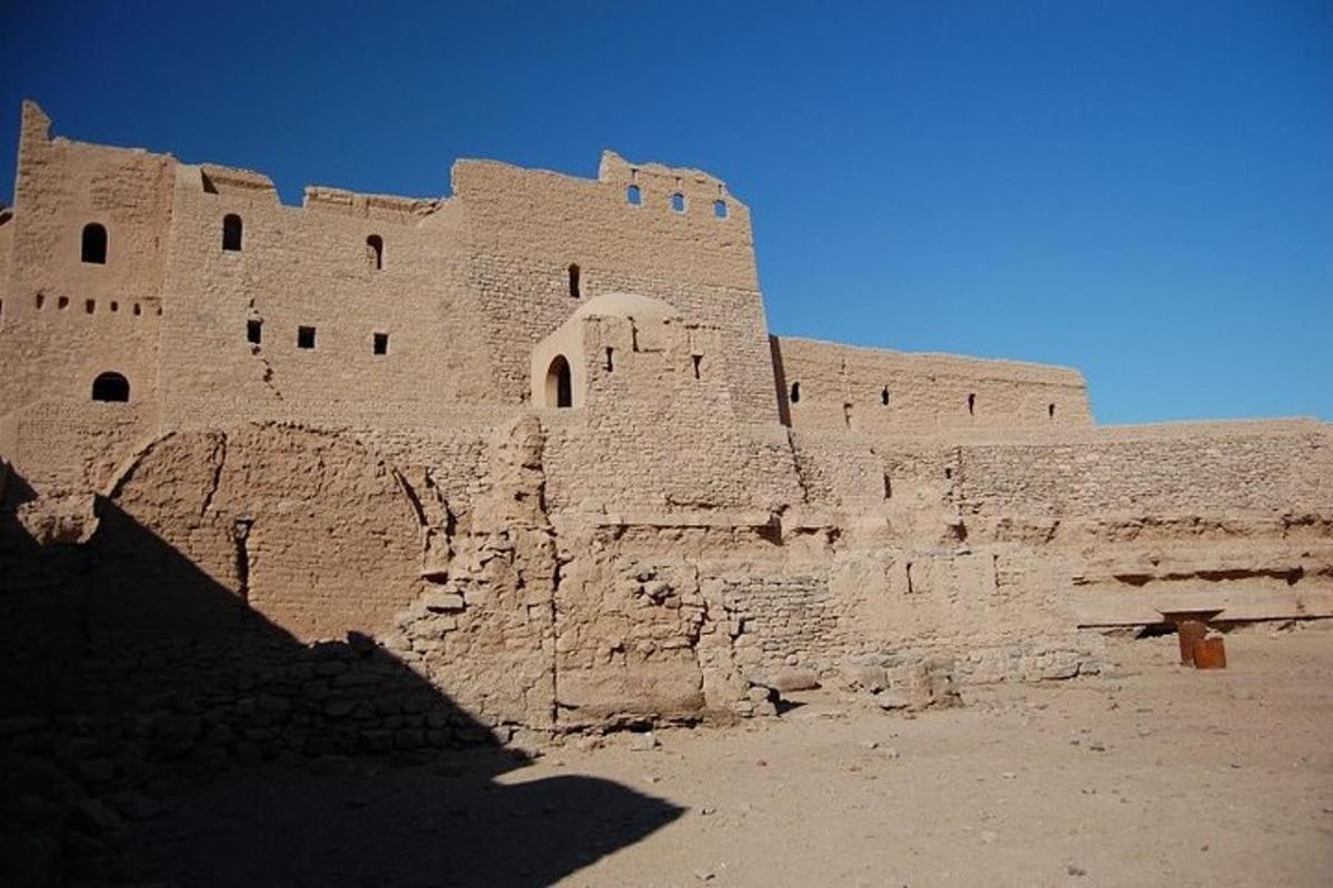 un grande edificio in mattoni situato nel deserto