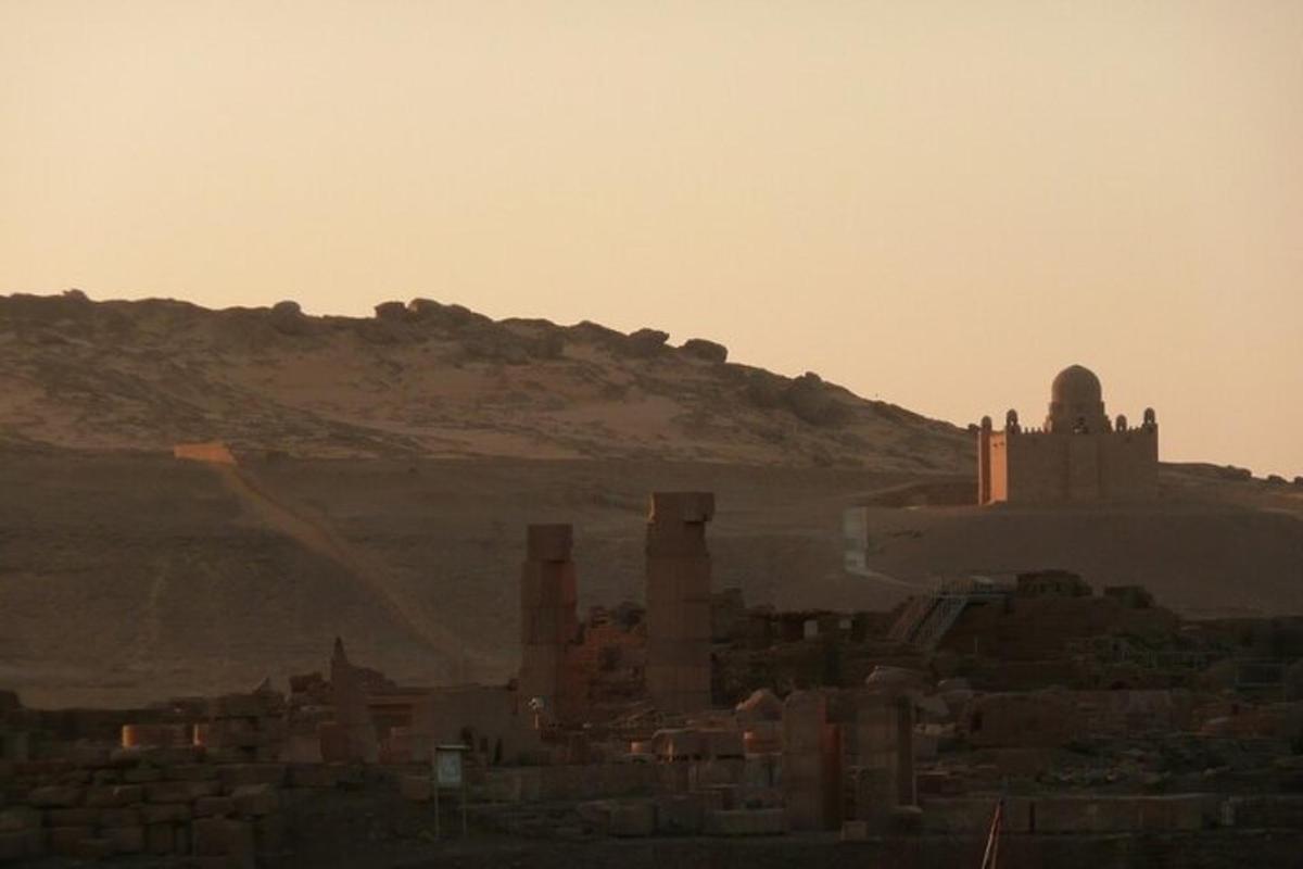 una vista di una città con una collina sullo sfondo