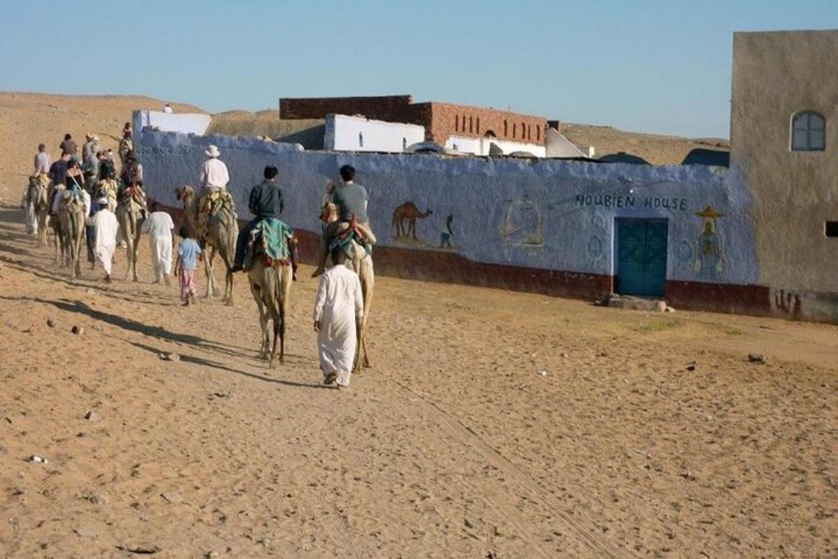 un gruppo di persone a cavallo nel deserto
