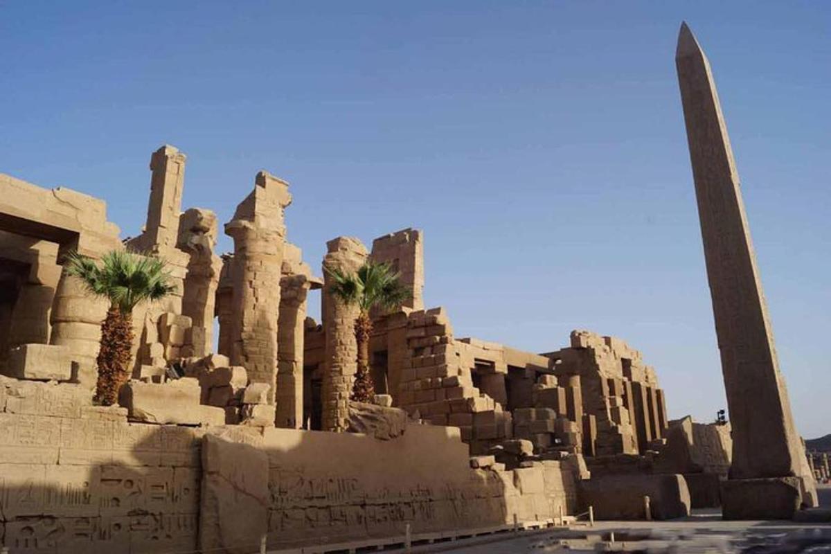 un edificio con palme e un obelisco