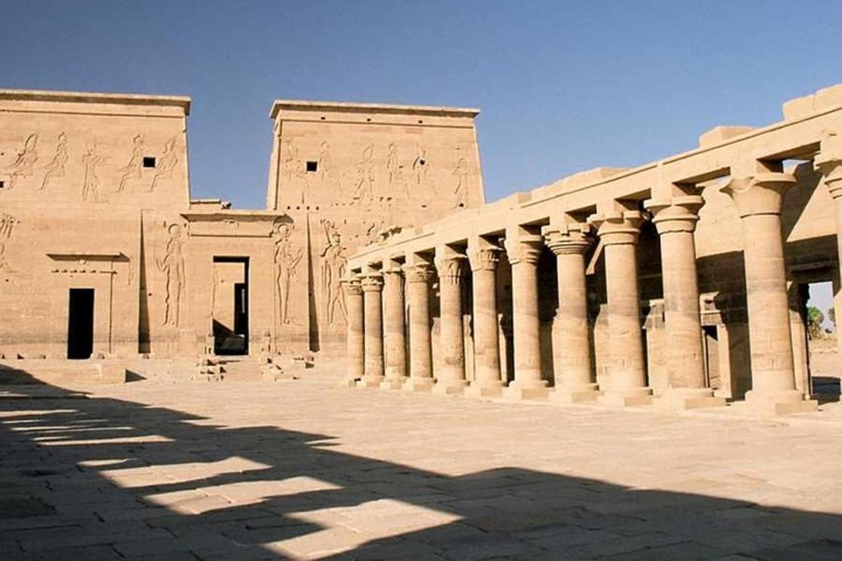 ένα μεγάλο κτίριο με κολώνες και γαλάζιο ουρανό