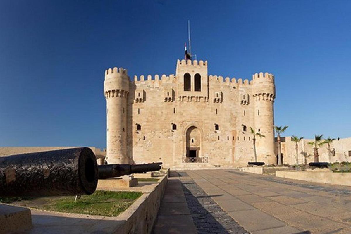 veľký hrad s delom pred ním