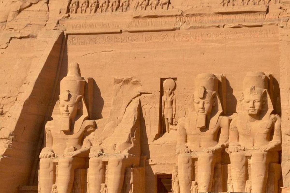 Thearaohok domborműve a Hathor-templom oldalán