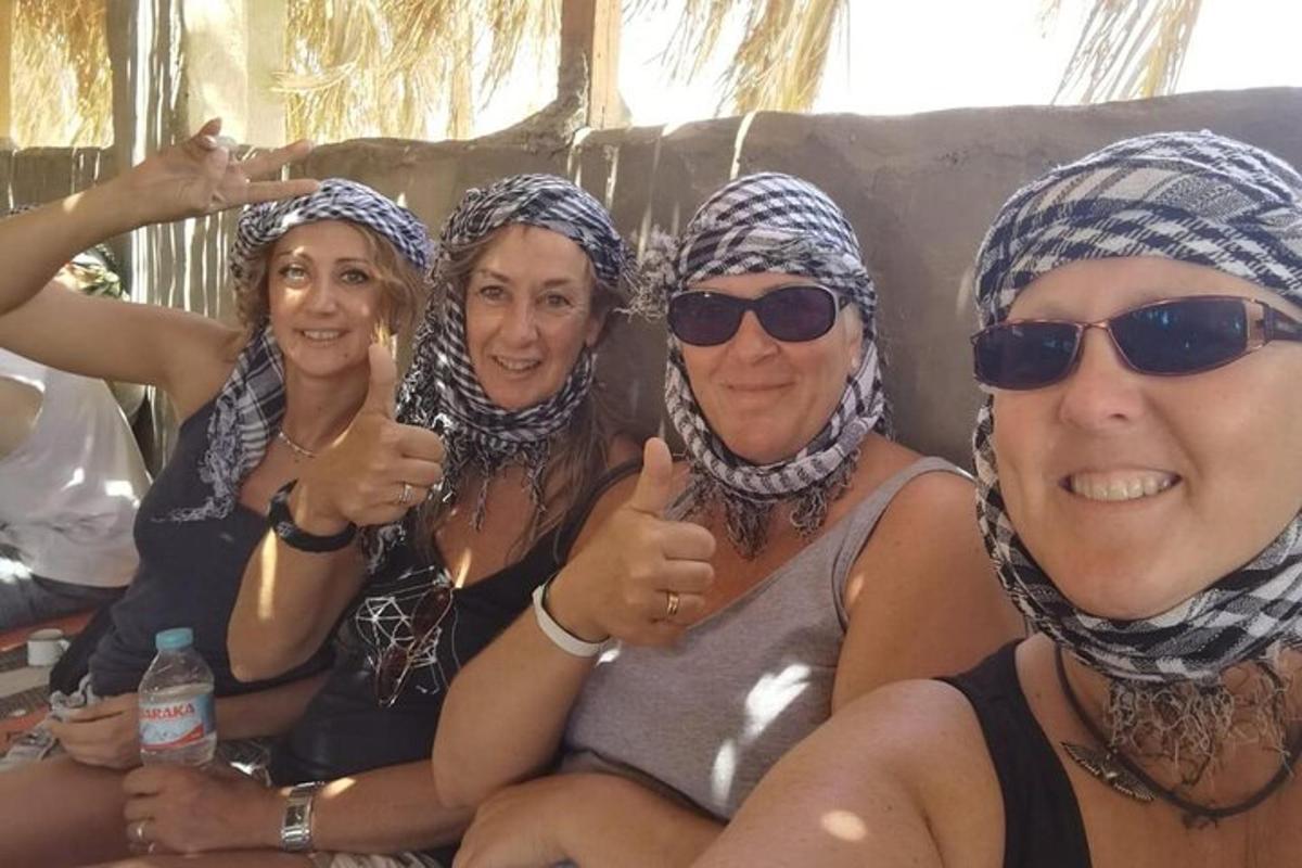 un gruppo di quattro donne sedute su un divano