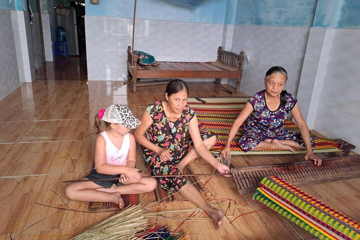 ba người phụ nữ ngồi trên sàn trong một căn phòng