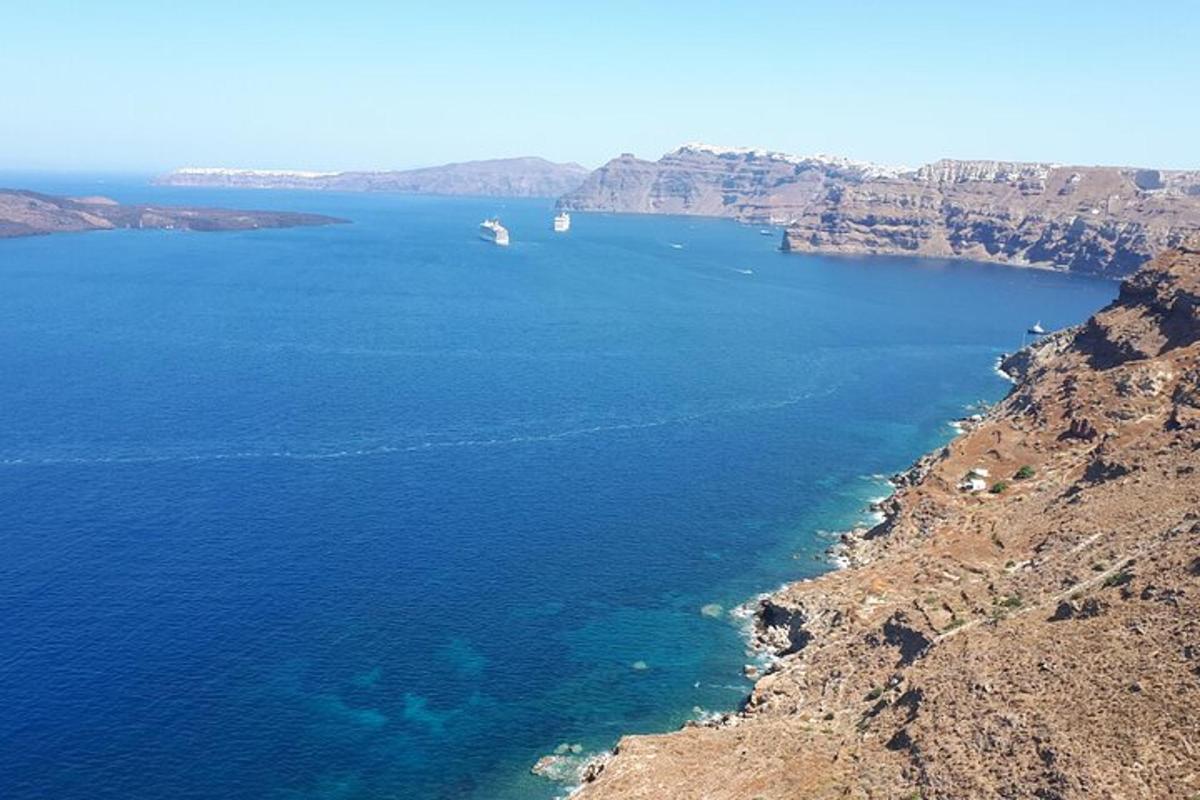 una vista aérea de un gran cuerpo de agua