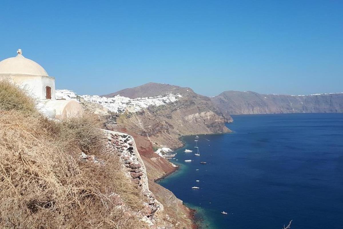 bela stavba na pečini ob oceanu