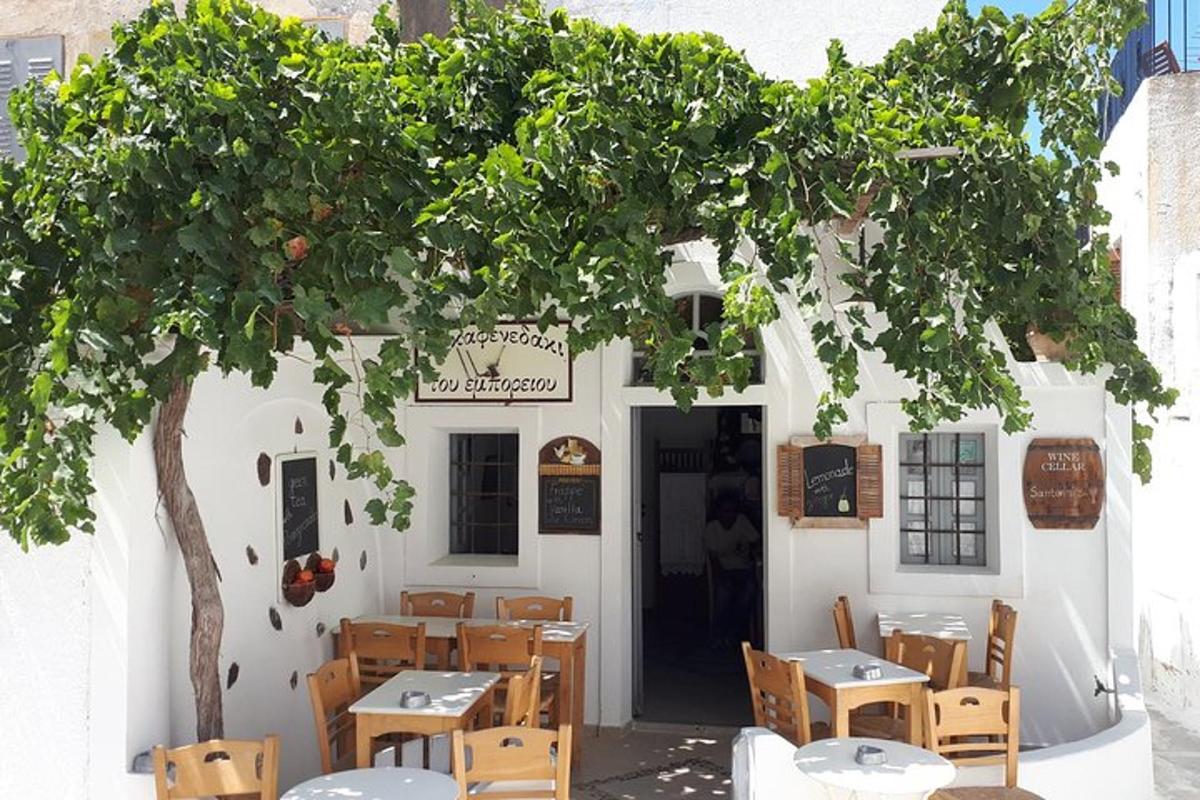 restoran laudade ja ees oleva puuga