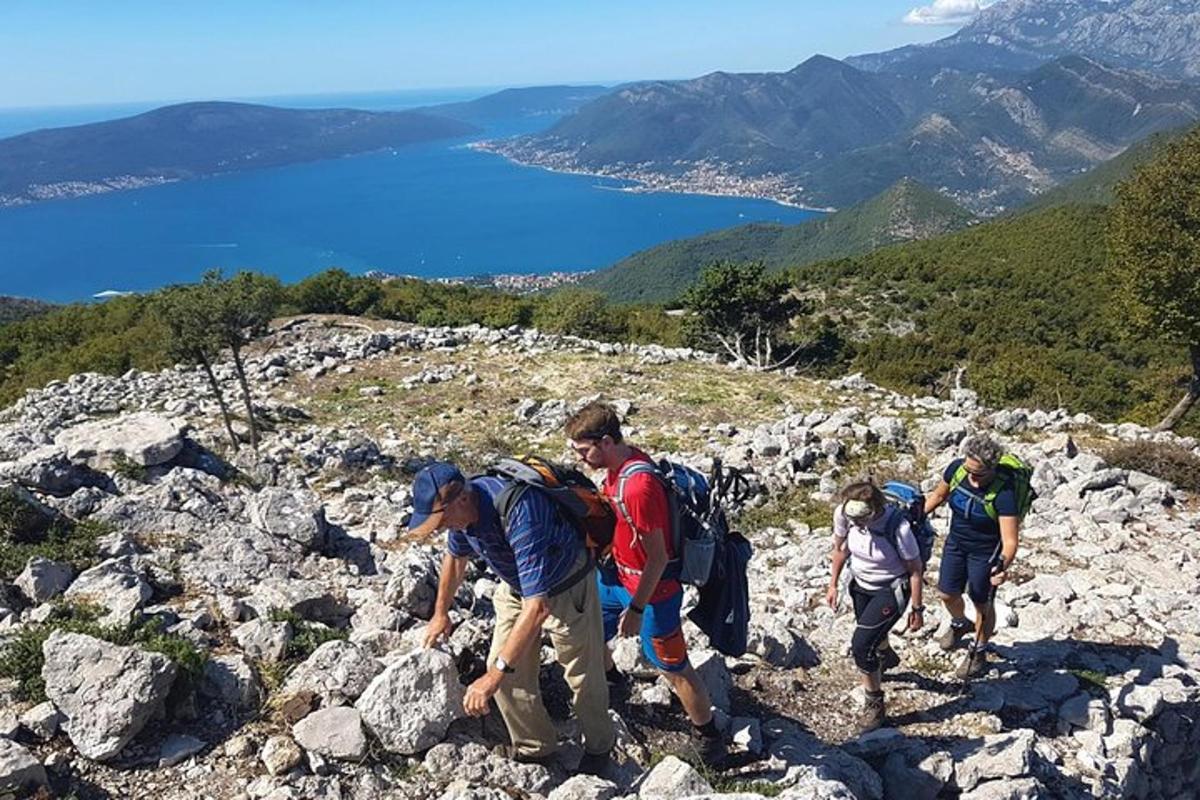 hópur fólks sem gengur á grýttum fjalli