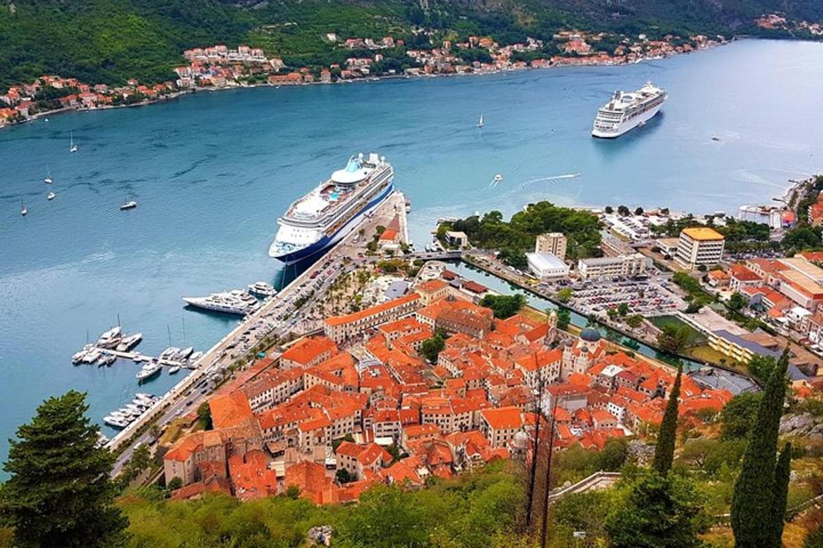 una nave da crociera è attraccata in un porto