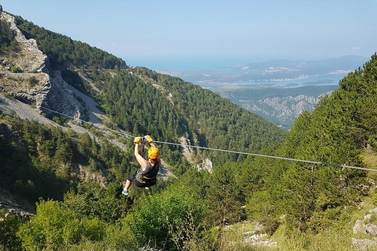 ein Mann auf einer Seilrutsche in den Bergen