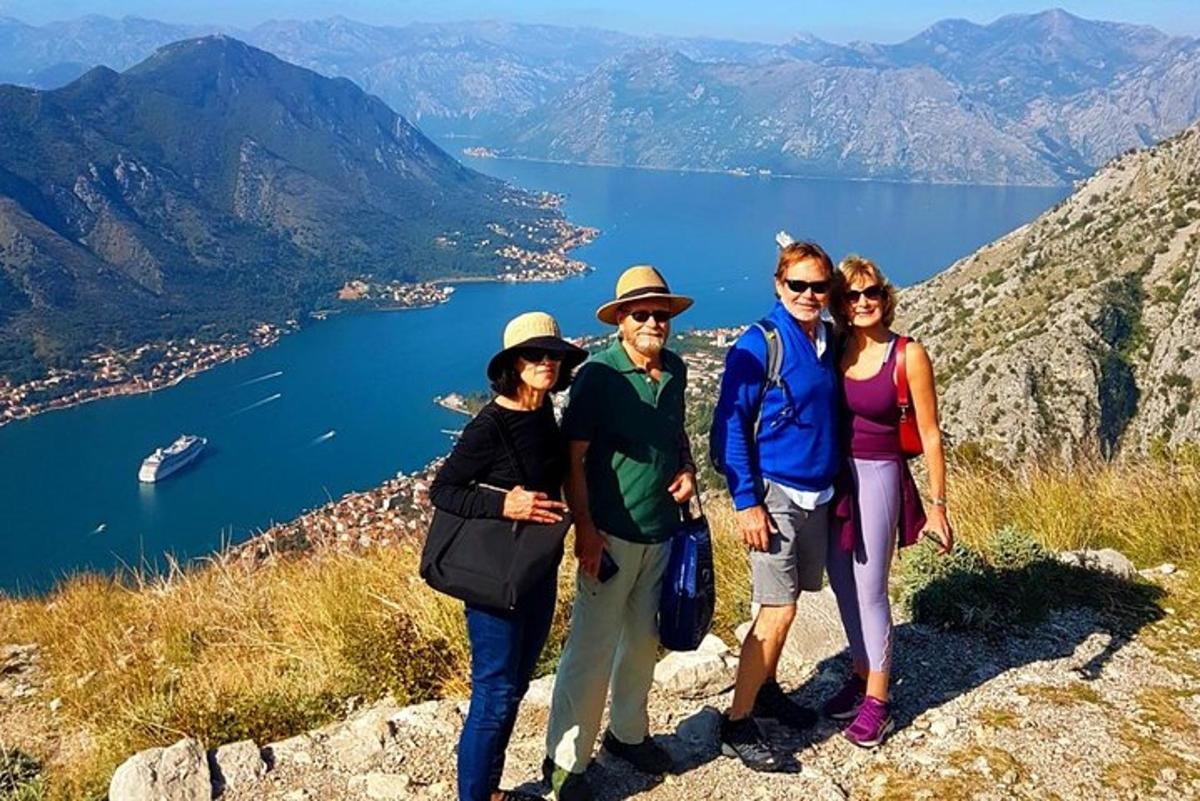 un gruppo di persone in piedi sulla cima di una montagna