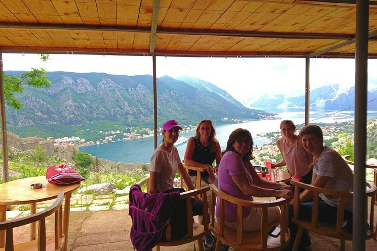 un gruppo di persone sedute a tavoli con vista