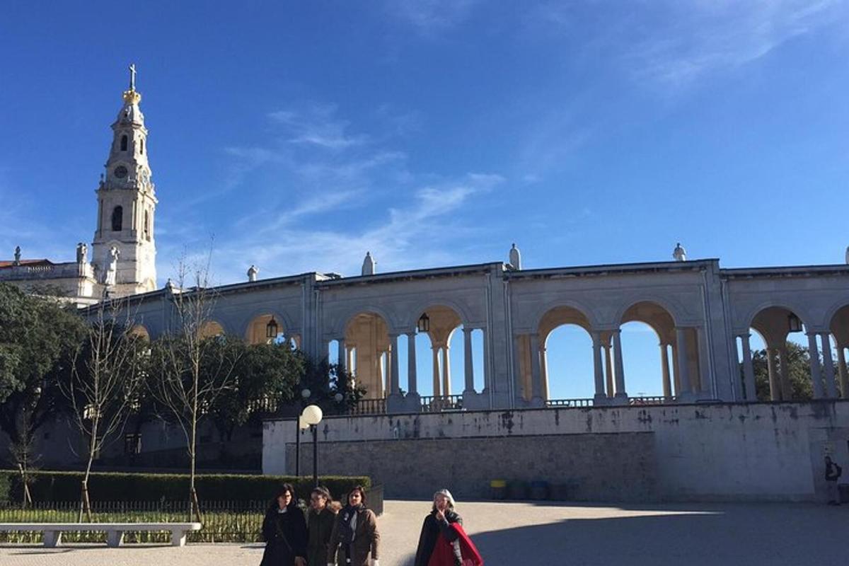 μια ομάδα ανθρώπων που περπατούν μπροστά από ένα κτίριο
