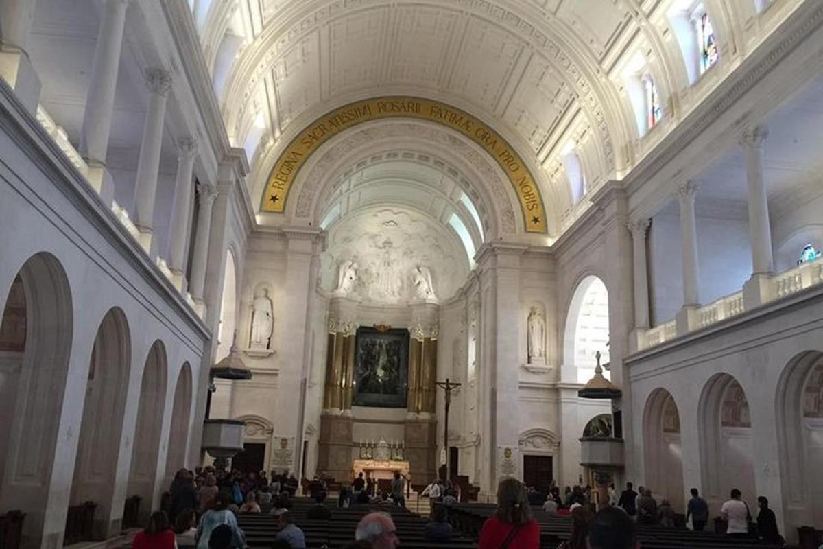 uma sala grande com pessoas sentadas em uma igreja