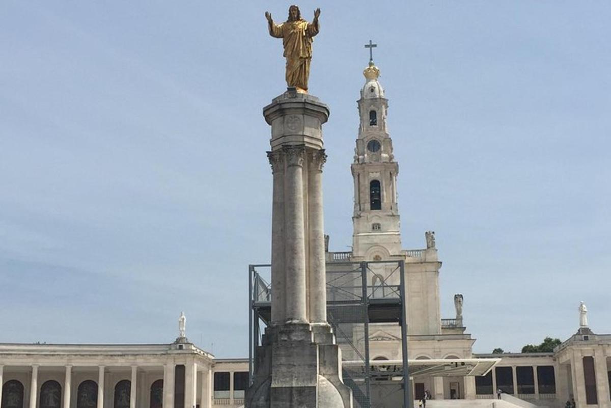uma estátua em um pilar em frente a um prédio